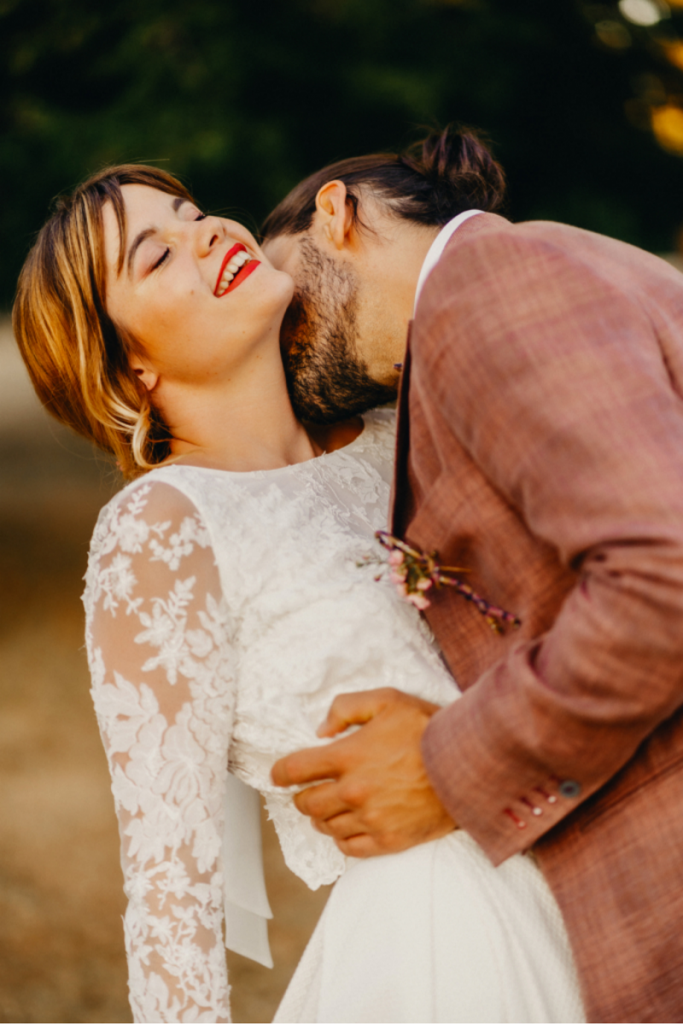 Comment choisir son costume mariage : le marié penche la mariée en arrière et l'embrasse dans le cou