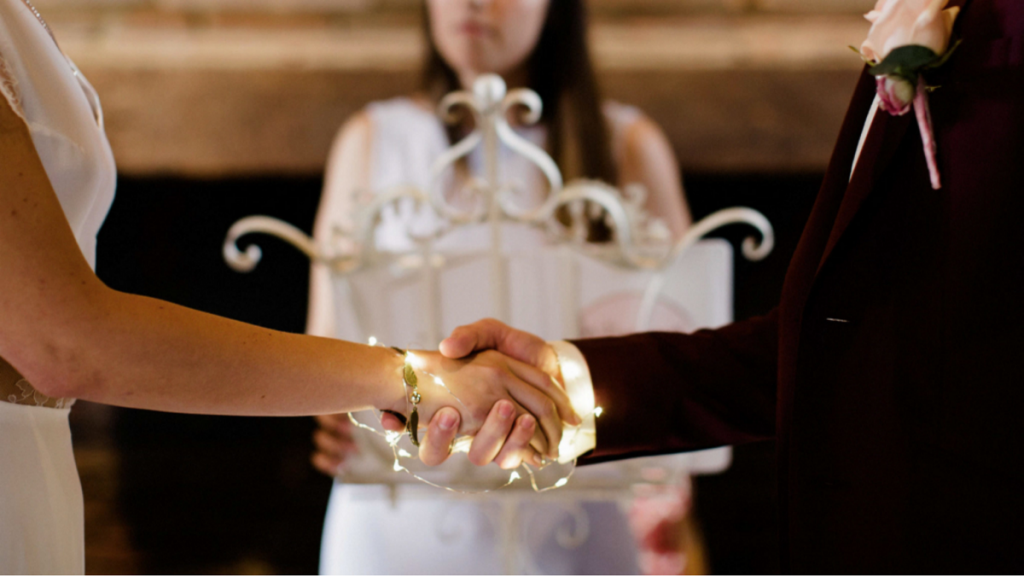 Rituel de cérémonie laïque les mariés se tiennent la main et le cordon viens à la façon du serment inviolable de Harry Potter sceller leur union