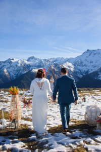 Mariage à la montagne cérémonie laïque les mariés s'avancent 