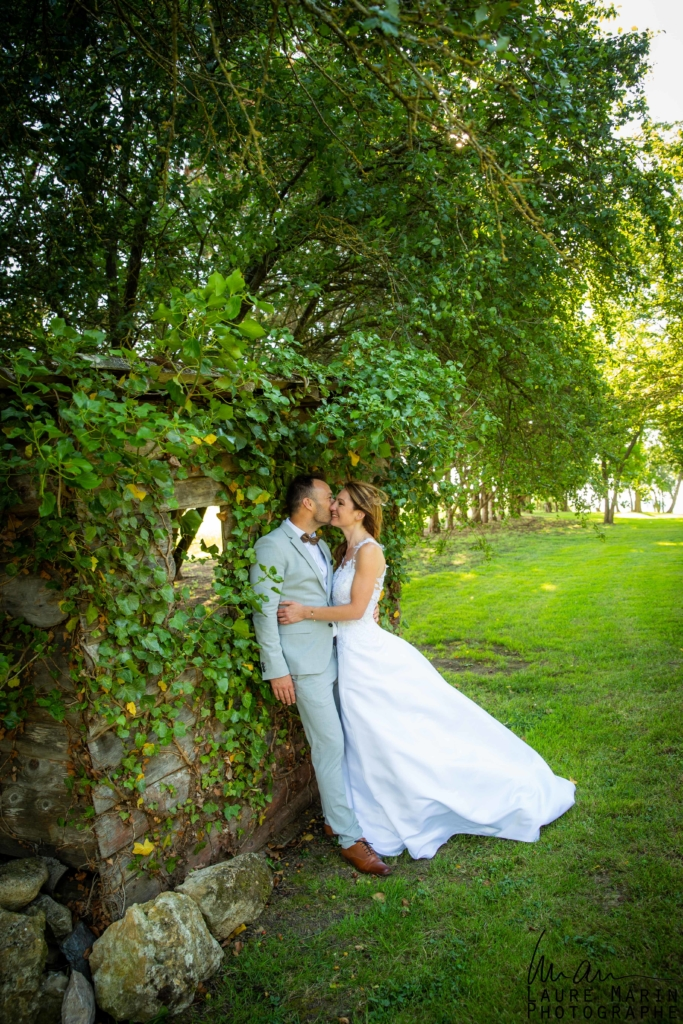Amour Photos de couple de mariés dans un cadre de verdure