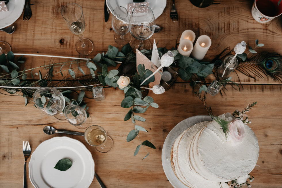 fleuriste table de mariage eucalyptus  et le gateau avec une fleur rose pourdrée