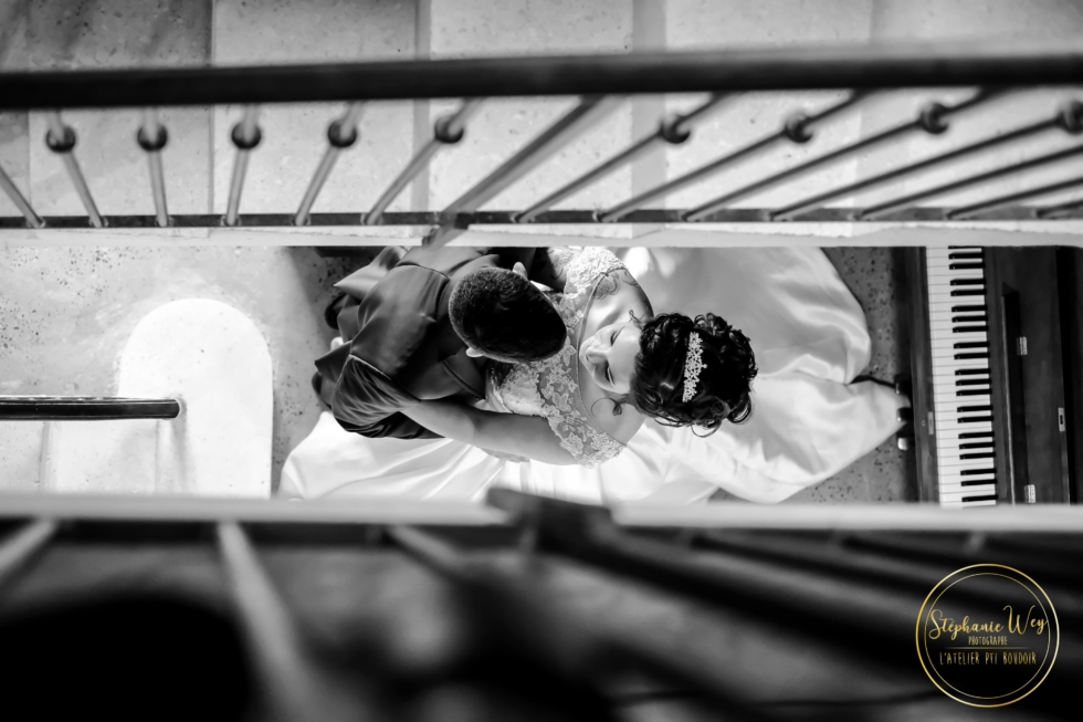 Musique de mariage un couple dansant prise de vue au travers des escaliers