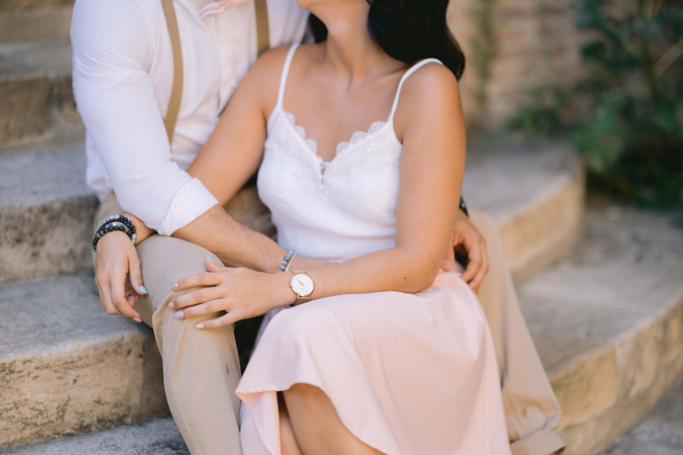 Brunch de mariage quelle tenue mettre un couple en rose poudré pantalon beige qui s'embrasse