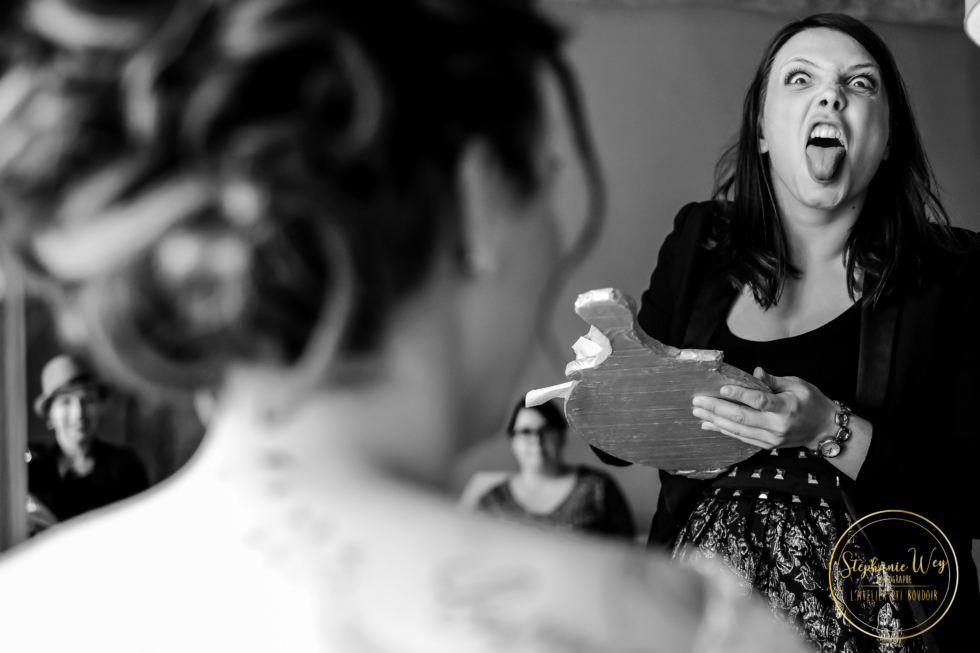 Wedding planner et officiante en train de tirer la langue alors qu'elle allait donner le miroir à la mariée