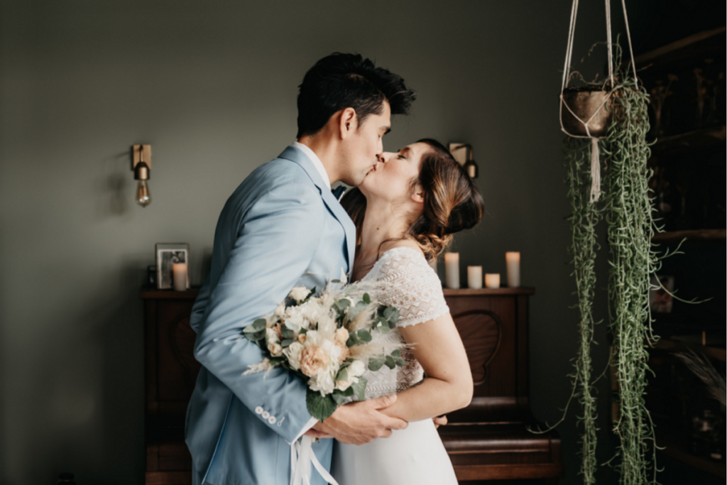 Comment choisir son costume mariage : couple de marié qui s'embrasse