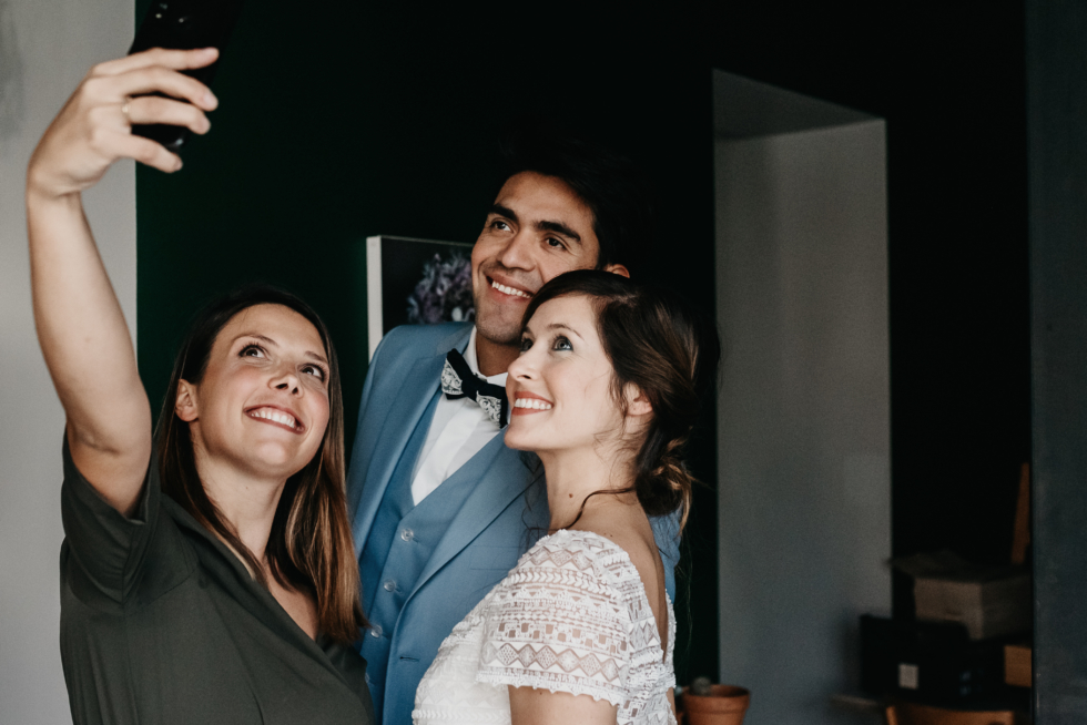 L'organisation totale les mériés et la wedding planner se prennent en selfie