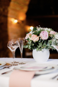 Mariage thème Harry Potter Table dressée pour le mariage avec un bouquet de fleurs