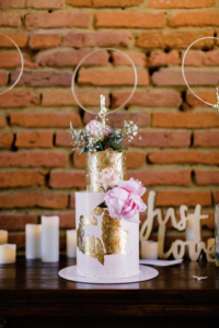 Mariage thème Harry Potter gâteau rose poudré doré avec fleurs et une biche